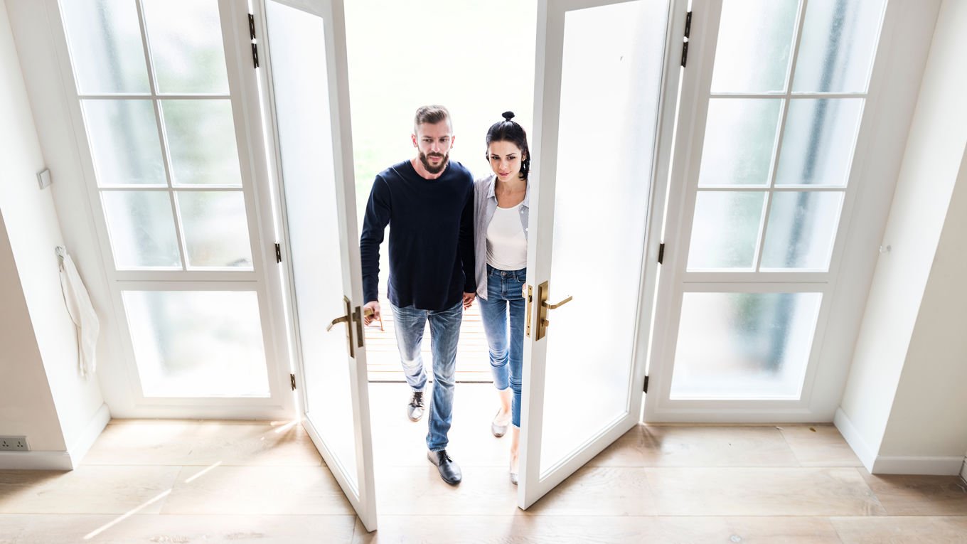 Et par som overtar en ny bolig
