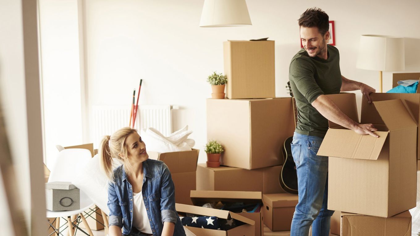 Et par som pakker ting i flyttekasser