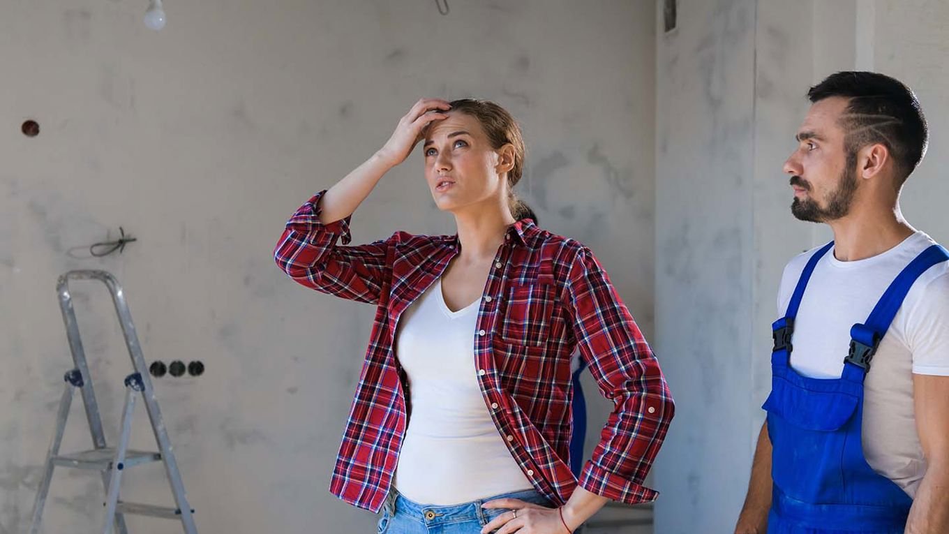 Et par som undersøker arbeid i boligen