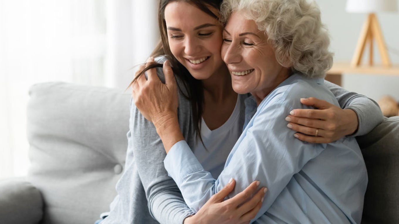 En kvinne som omfavner bestemoren