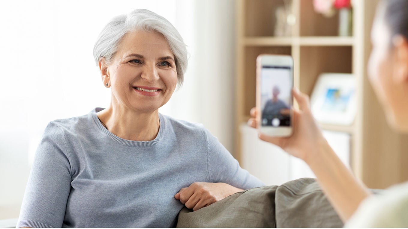 Eldre kvinne som smiler