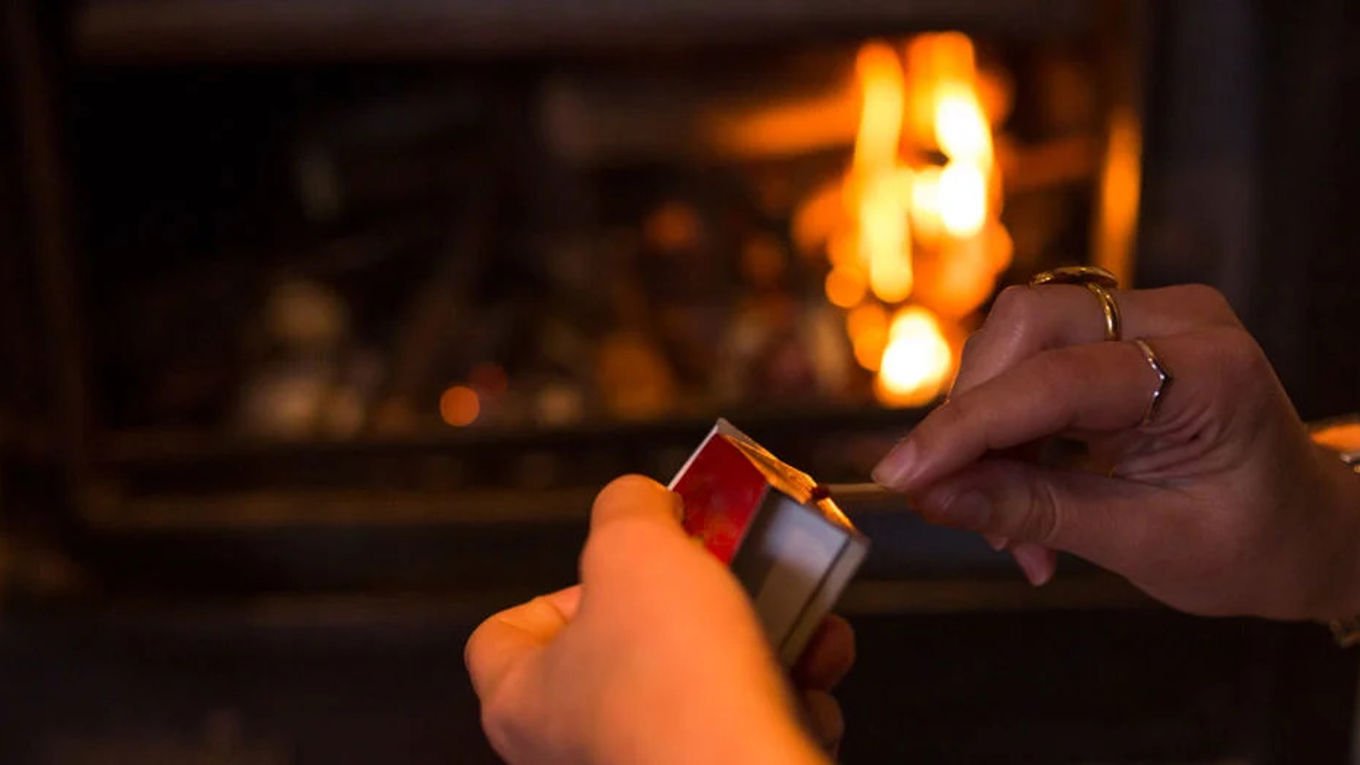 Noen som fyrer i peisen