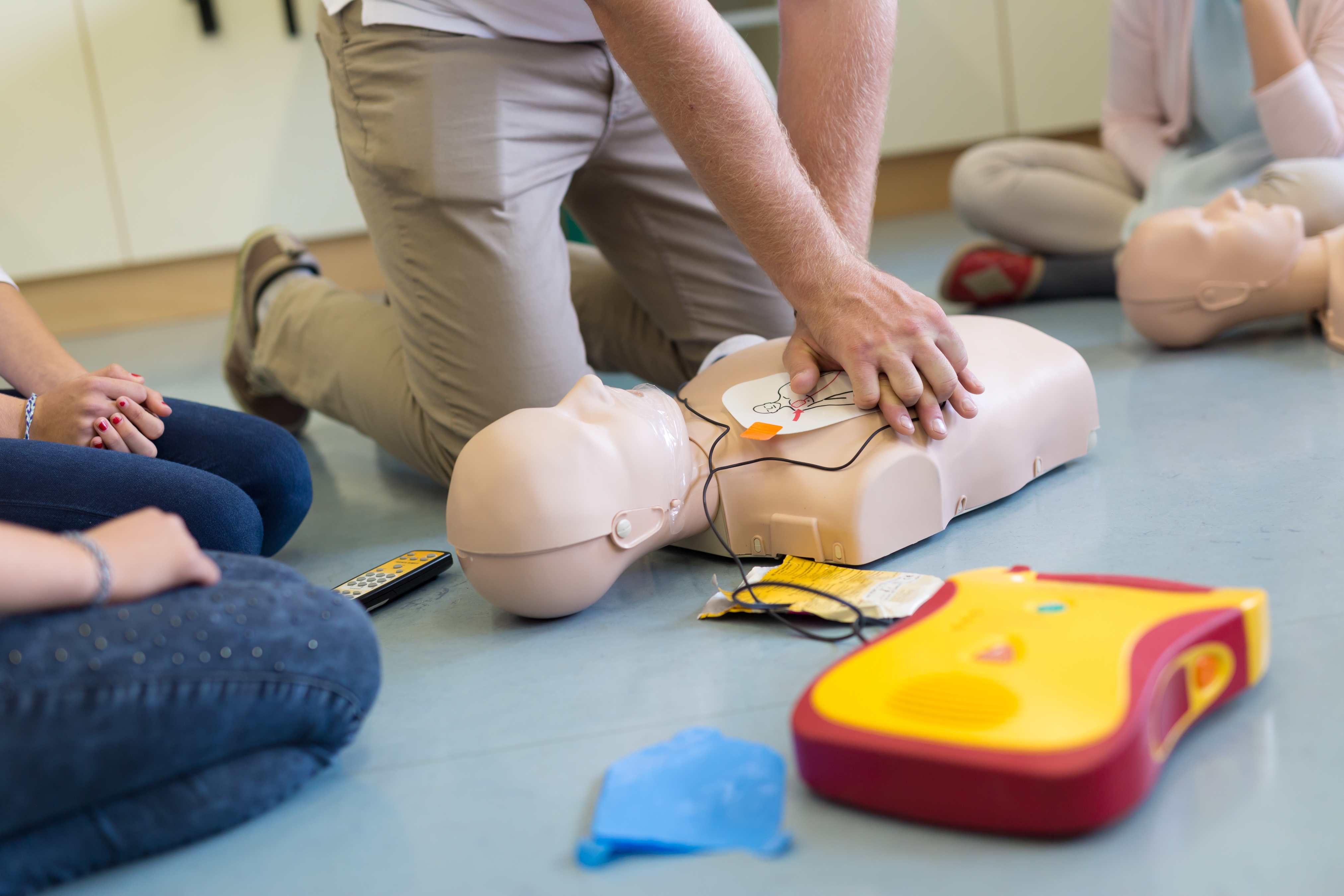 First aid class. Курсы по оказанию первой помощи. Оказание первой помощи фото. Сердечно-лёгочная реанимация. Курсы по первой медицинской помощи.