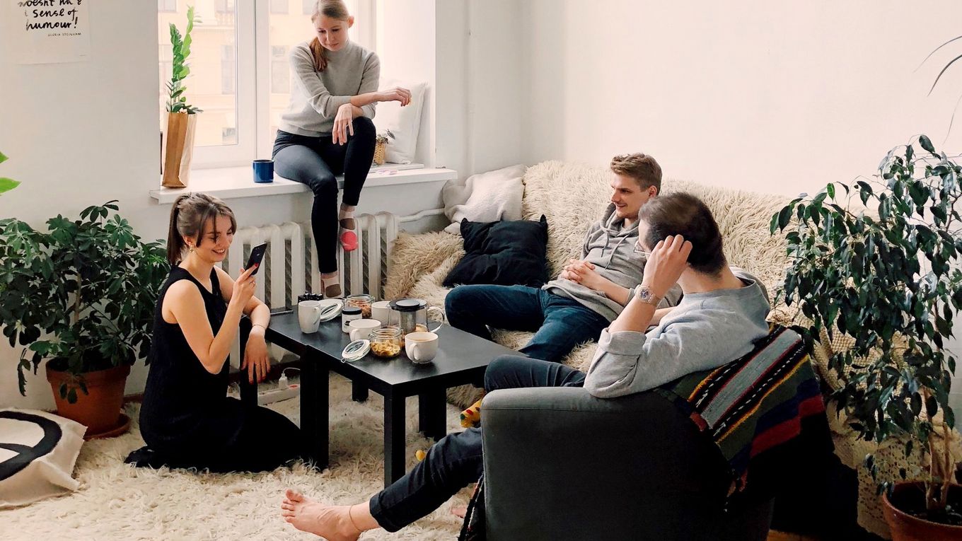 Unge mennesker i en leiebolig