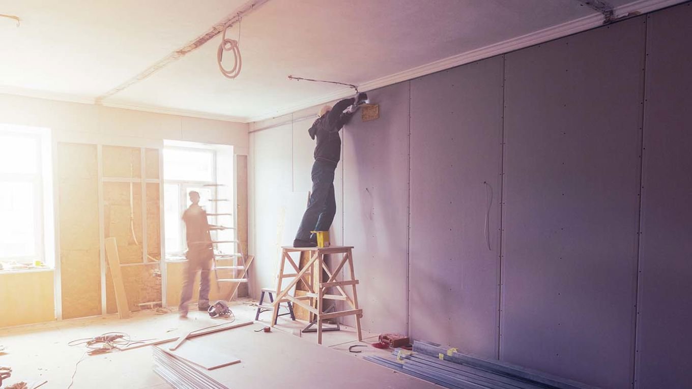 Håndverkere i arbeid inne i en bolig
