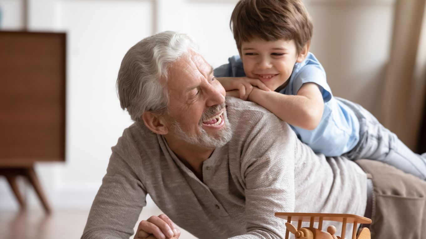 Bestefar med barnebarn på ryggen