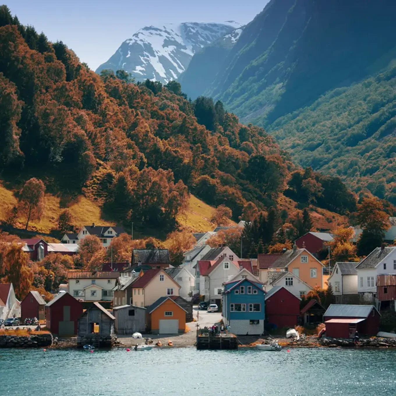 Flere hus innerst i en fjord