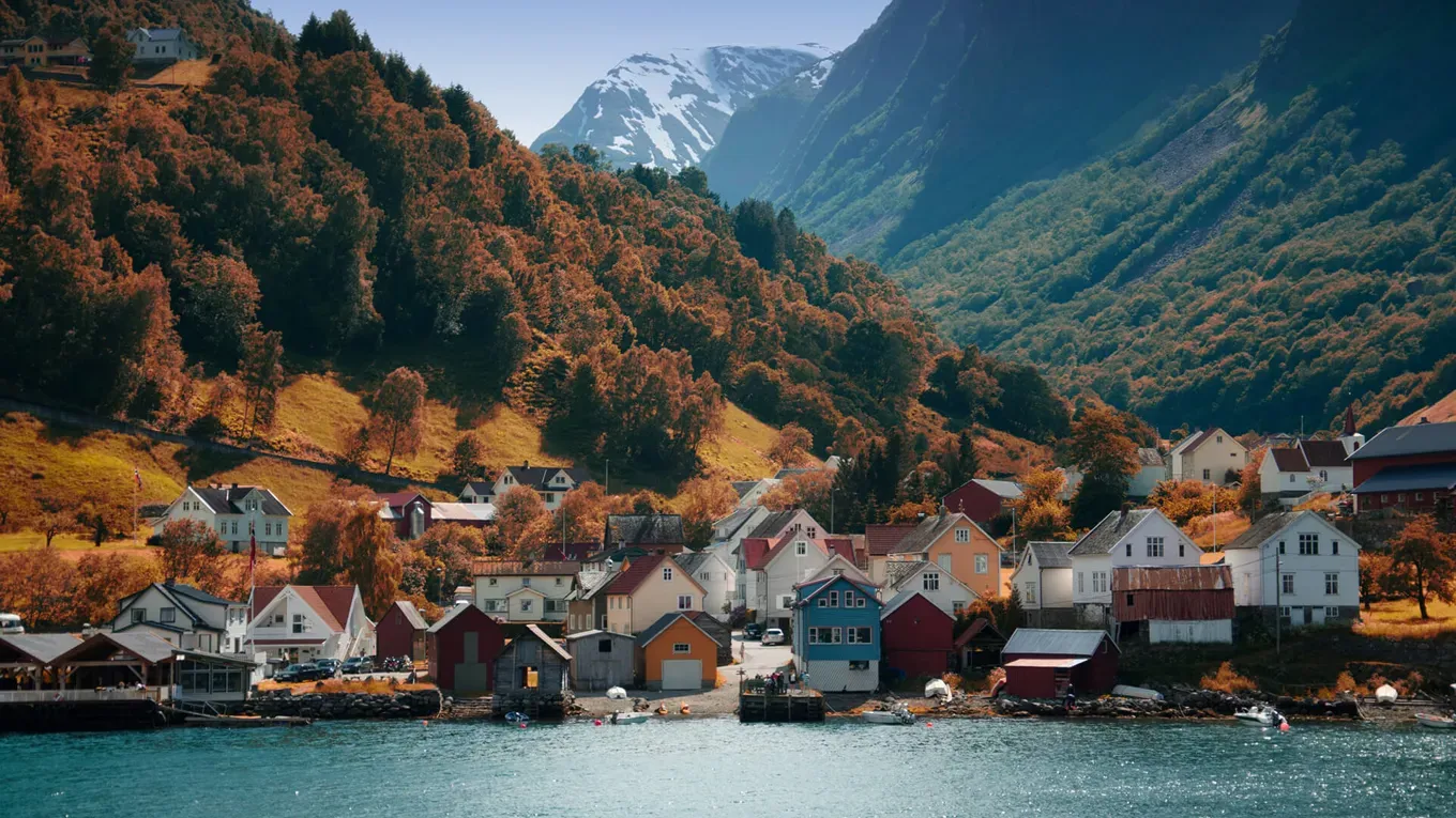 Flere hus innerst i en fjord
