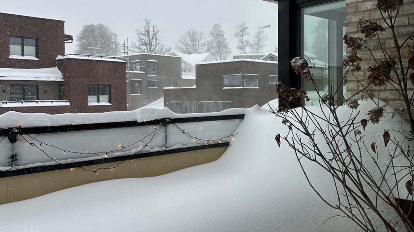 Snø på en balkong