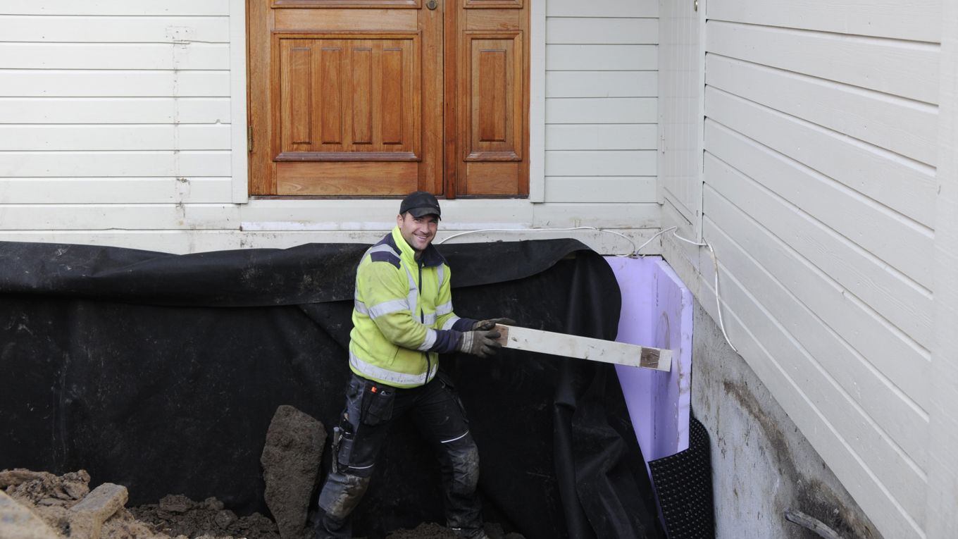 Fagfolk som isolerer rundt en bolig