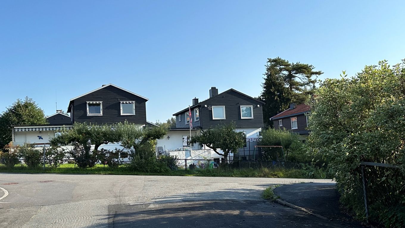 To eneboliger på en solfylt dag