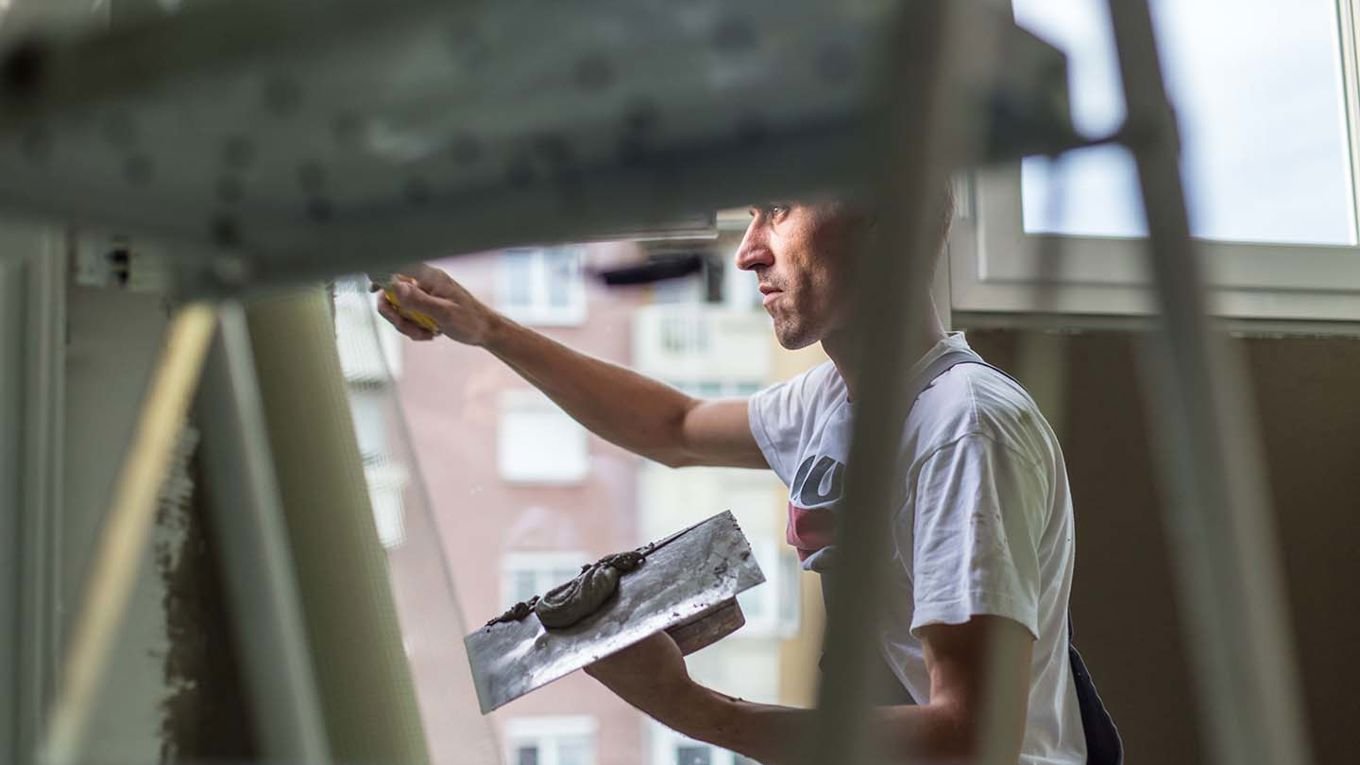 Håndverker som sparkler i en leilighet