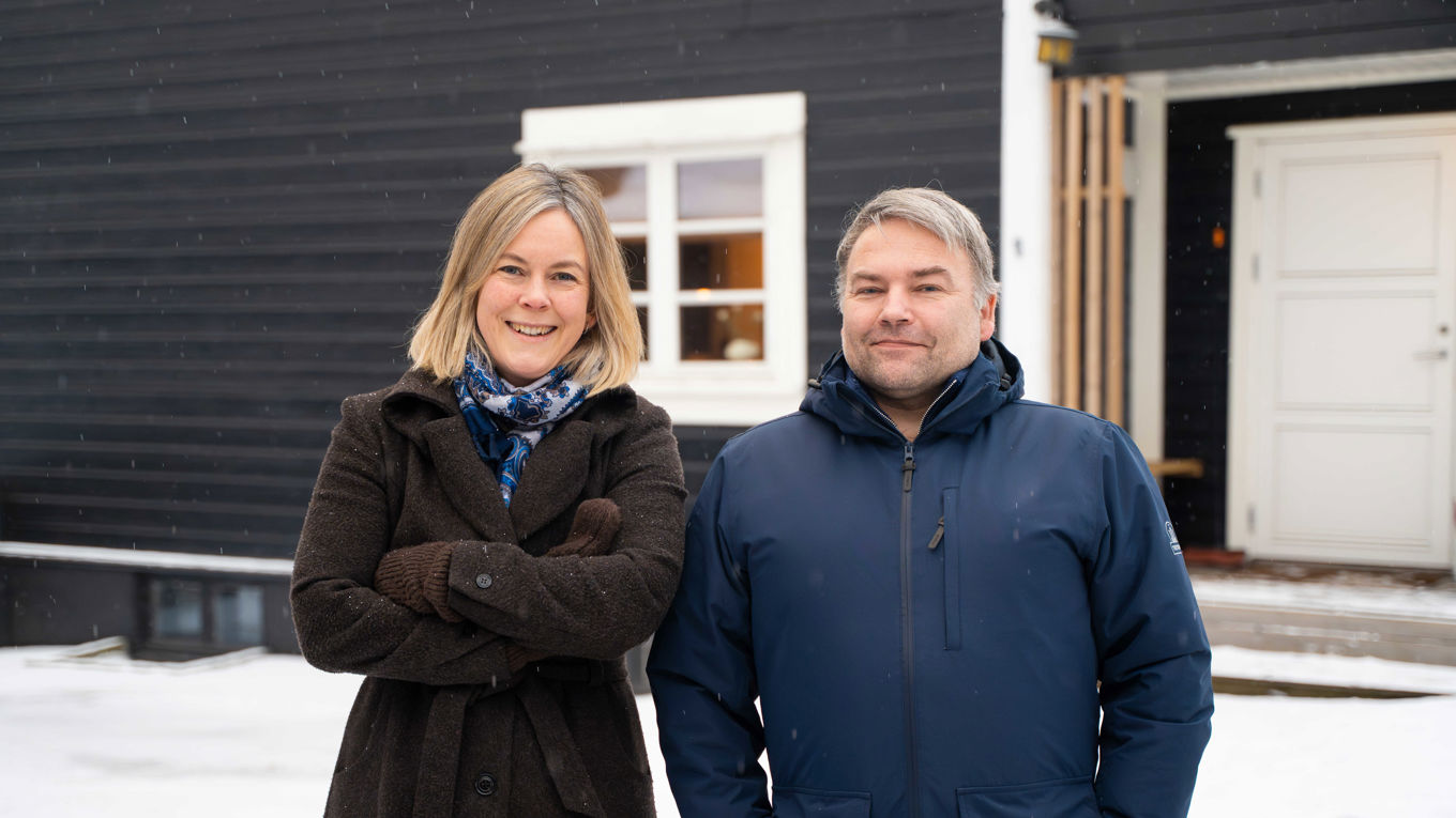 Ingeborg Engh og Anders Stensrud foran et hus i snøen