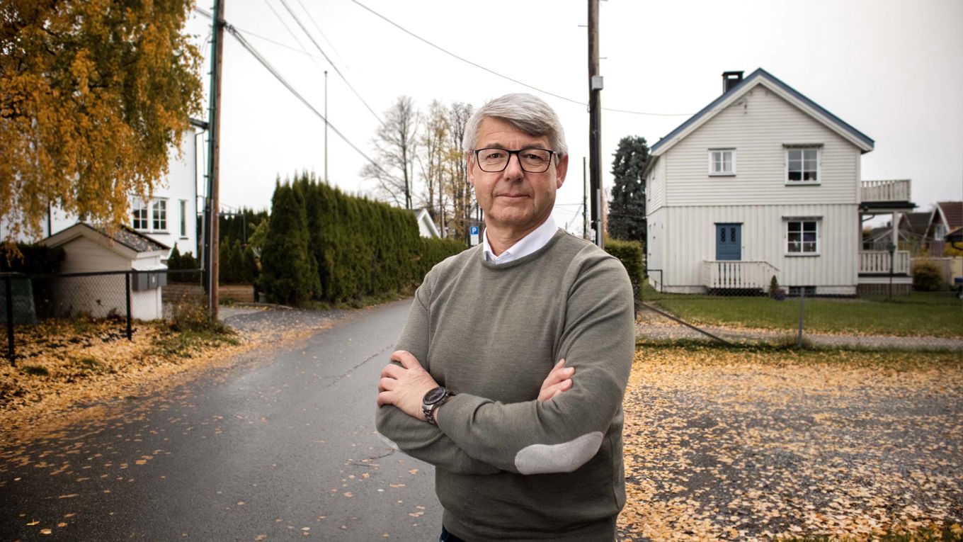 Morten Andreas Meyer står i gaten med armene i kors