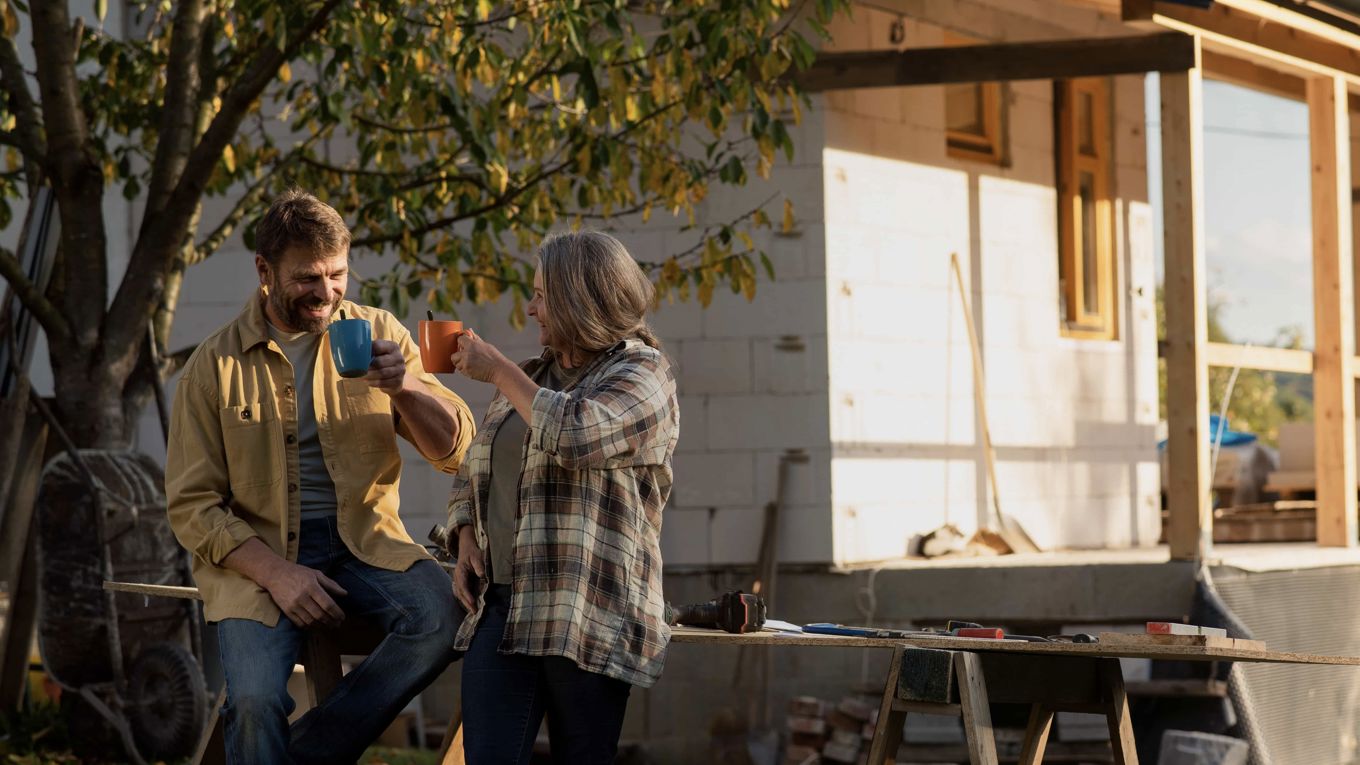 To personer som tar en kaffe og jobber i hagen